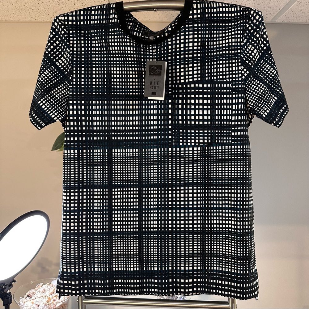 Saks Fifth Avenue Short Sleeve T Shirt NWT